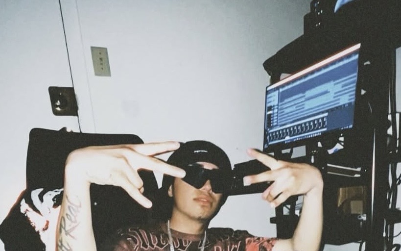 B3N4V1D3S wearing sunglasses and a cap in a music studio