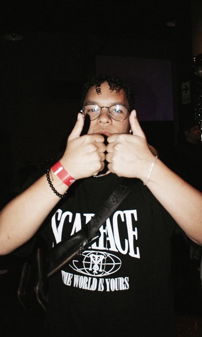 Chelo Beats wearing glasses and giving two thumbs up